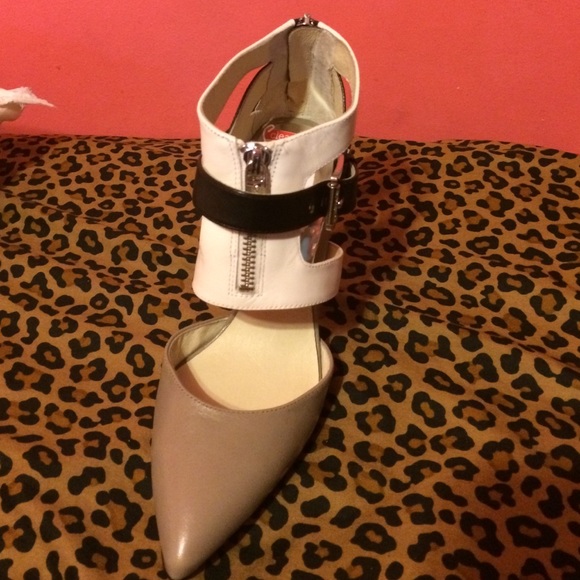 Michael Kors Anya Back Zip Heels - Picture 4 of 4