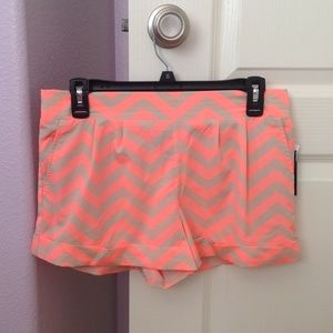 NWT chevron short - M