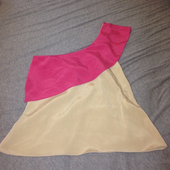 AMAZING ONE SHOULDER TOP.