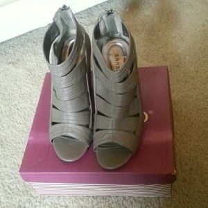 Womens gray wedges