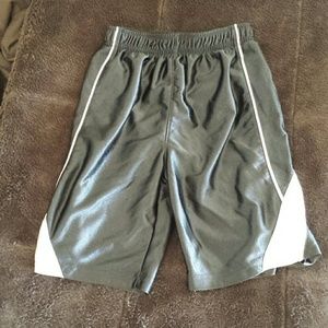 Boys black and white Nike basketball shorts. Sz 6