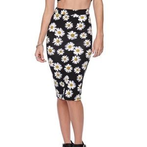 Kendall & Kylie Daisy print skirt