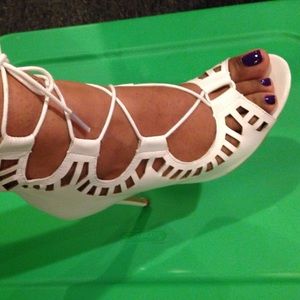 White leather cross cross pump