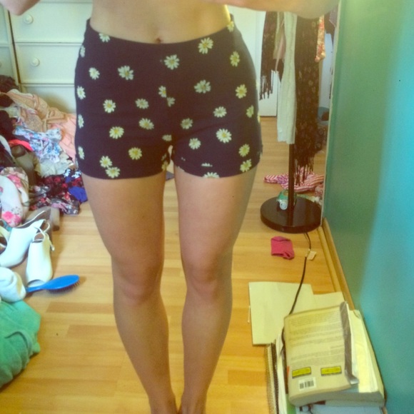 NWOT high waisted daisy shorts