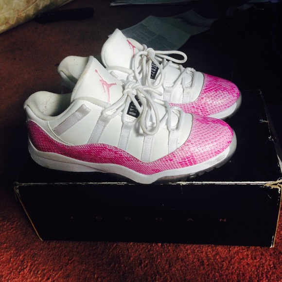 Jordan 11 snakeskin size 3y 💕💕 - Picture 3 of 4