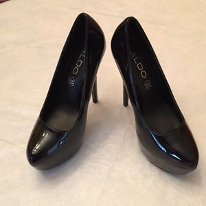 Black Aldo size 5 Caviel pumps