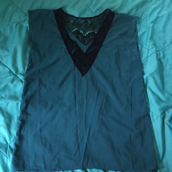 ❌SOLD❌ Emerald Color Blouse with V-Neck lace - Picture 1 of 2