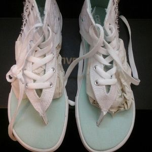 CONVERSE SZ 8 CHUCK TAYLOR WHITE GLADIATOR