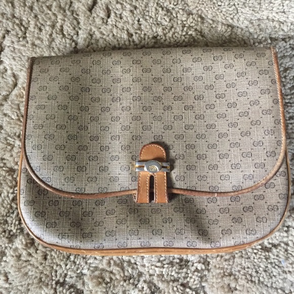Gucci Handbags - ⚡️FLASH SALE TODAY!⚡️100% Authentic Gucci Clutch