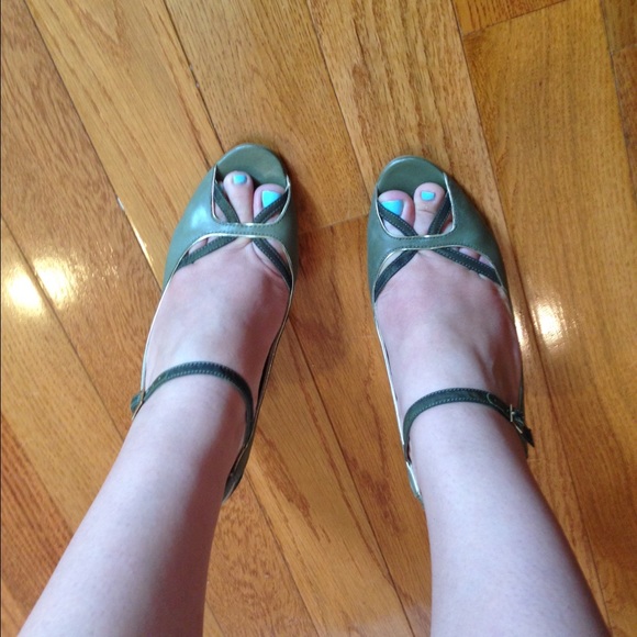 Two tone NiNe west 3 1/2 inch peep toe pump