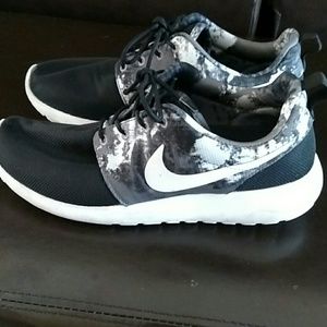 Size 8 nike roshe run