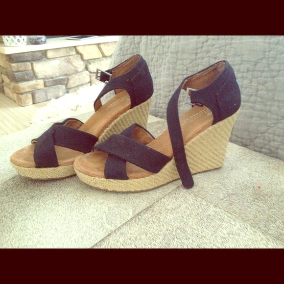 Toms black wedges