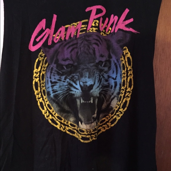 Sleeveless tee