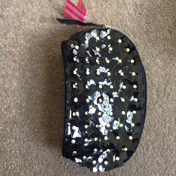 Victoria secret makeup bag! - Picture 3 of 4