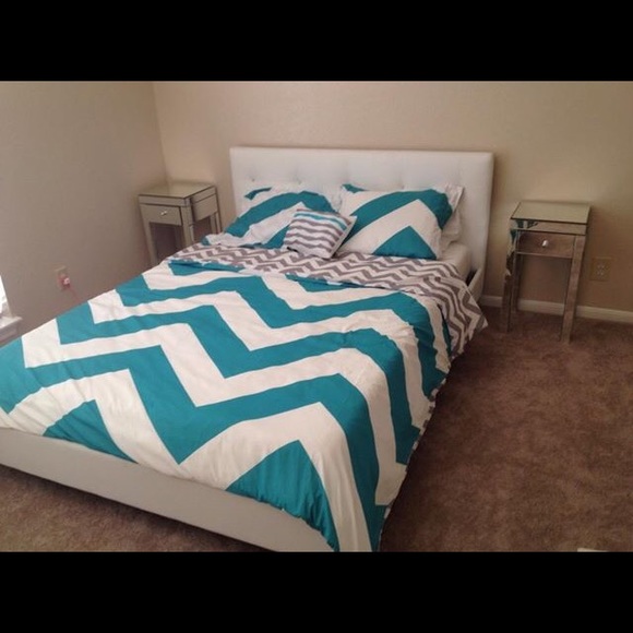 SOLD! Queen teal chevron duvet set - Picture 1 of 3