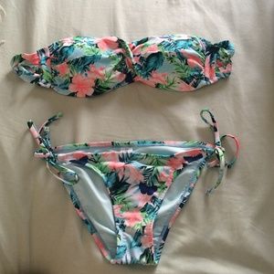 Colorful bikini very cute!