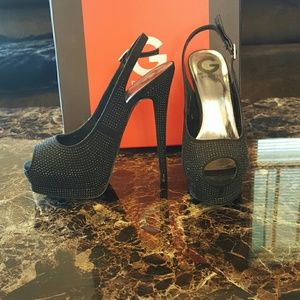 Beautiful black Guess pumps