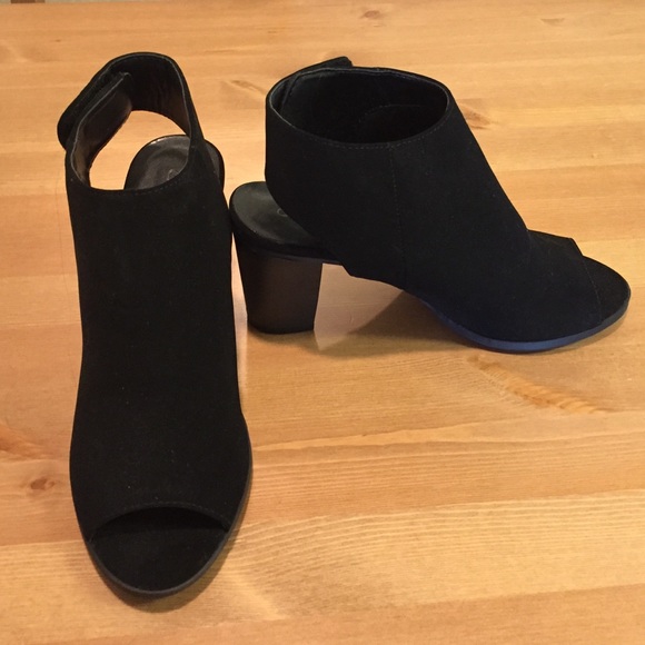 Black Peep Toe Heels - Picture 1 of 3