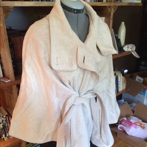 Classy evening cape. Alfani ivory with tie.