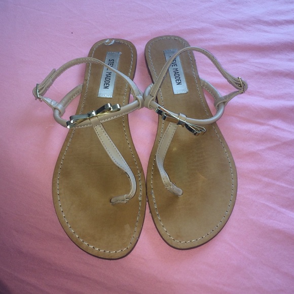 Gently used Steve Madden nude flat sandals w/bow