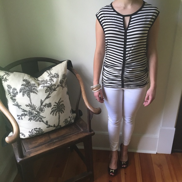 Vince Camuto Black & White Top - Picture 2 of 3