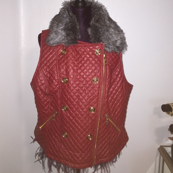 Wonderful vest with Fur collar..