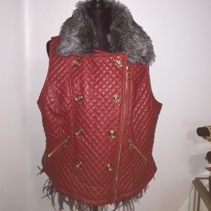 Wonderful vest with Fur collar..