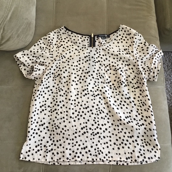 Size L polka dot shirt