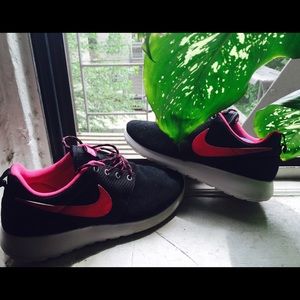 Black and pink Nike Roshes