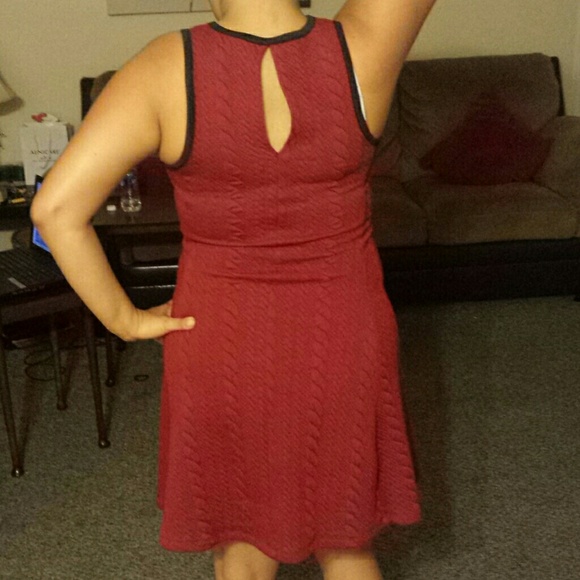 Deep red dress - Picture 4 of 4