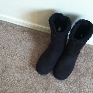 So black fuzzy boots