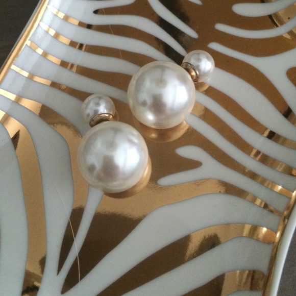 Double-sided earrings. Pearl white.
