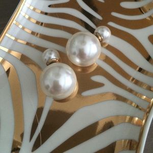 Double-sided earrings. Pearl white.