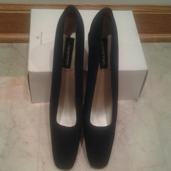 Navy blue shoes with leather sole