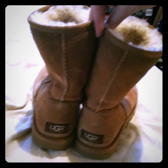 Ugg boots! Small hole in top of right shoe. - Picture 1 of 2