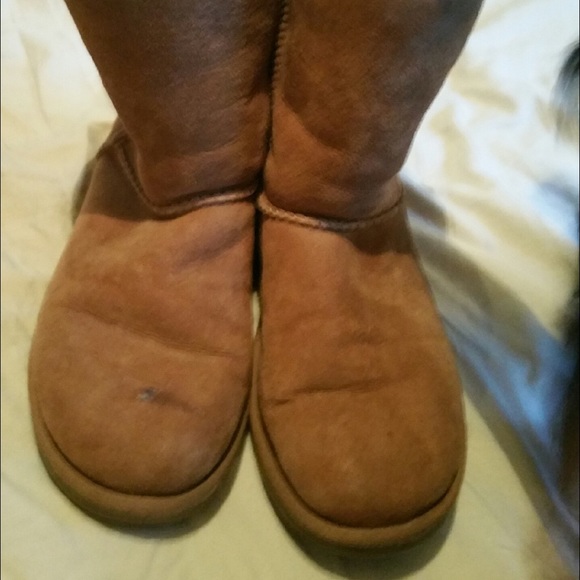 Ugg boots! Small hole in top of right shoe. - Picture 2 of 2