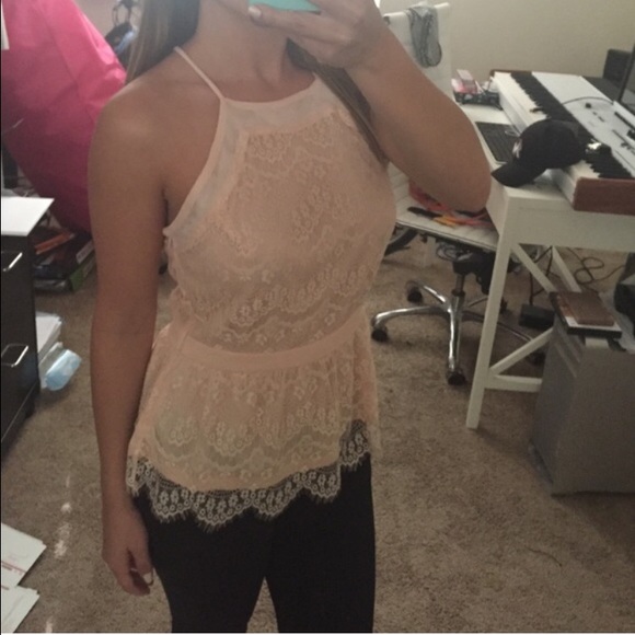 Tops - SALE💥Pink lace top