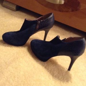 Vince Camuto navy blue suede booties