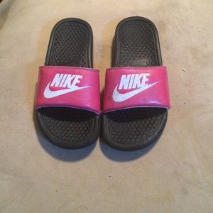 hot pink nike sandals
