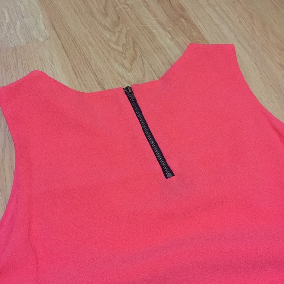❌Bundled❌Coral Scalloped Hem Back Zippered Top - Picture 2 of 4