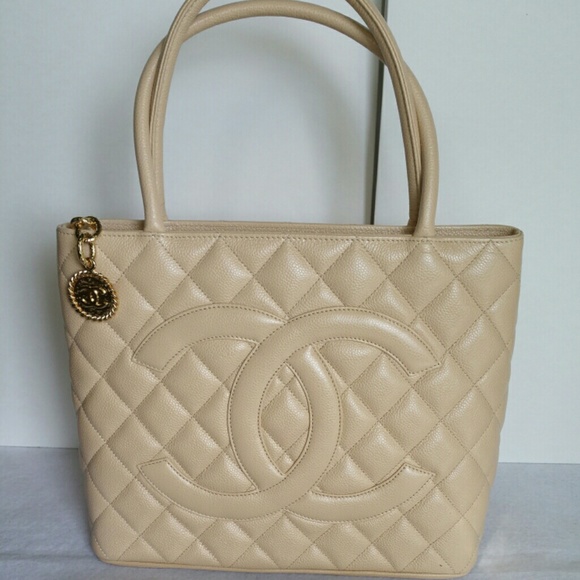 ☆☆☆Sold☆☆☆ Chanel Gold Medallion Tote - Picture 2 of 4