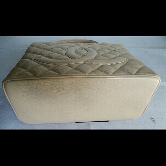 ☆☆☆Sold☆☆☆ Chanel Gold Medallion Tote - Picture 3 of 4