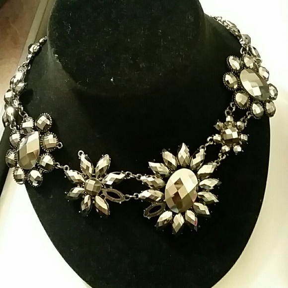 STATEMENT NECKLACE - Picture 2 of 3