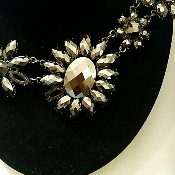 STATEMENT NECKLACE - Picture 3 of 3