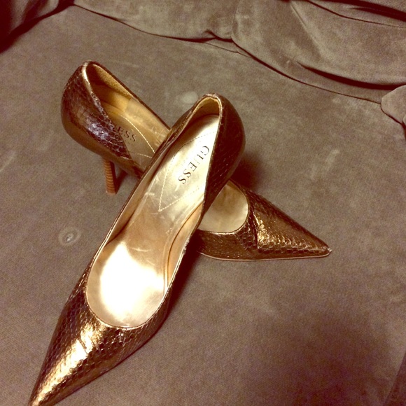 Gold GUESS PUMPS