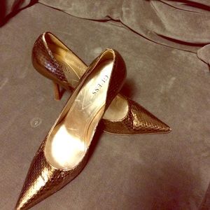 Gold GUESS PUMPS