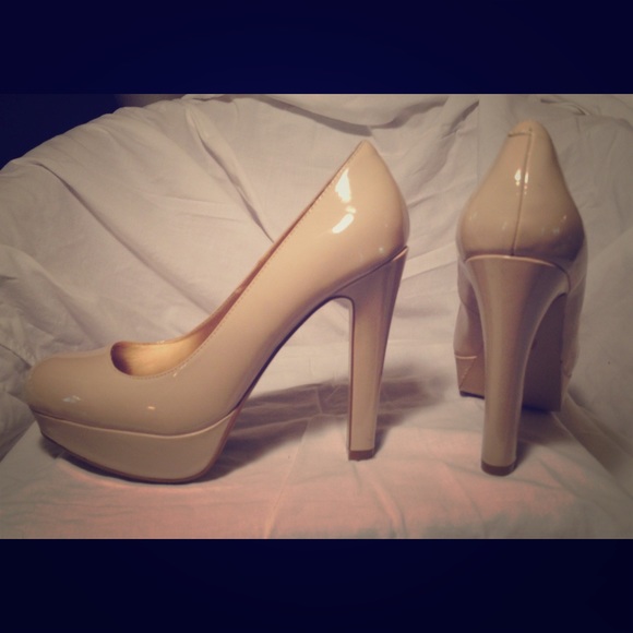 Guess nude SZ 8.5 patent pumps