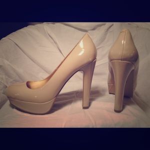 Guess nude SZ 8.5 patent pumps