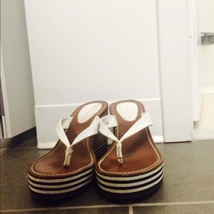 Elegant, thonged ubber-comfywedged sandal