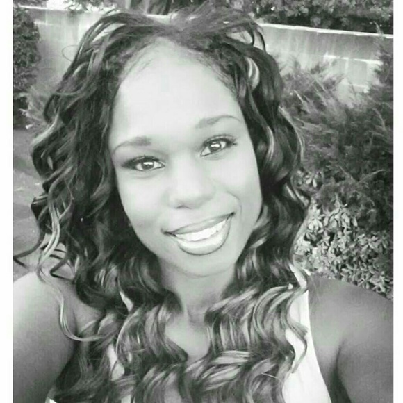 Meet Your Posher, LaNiedra - Picture 3 of 3